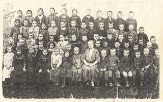 Žiaci školy - cca 1923-25